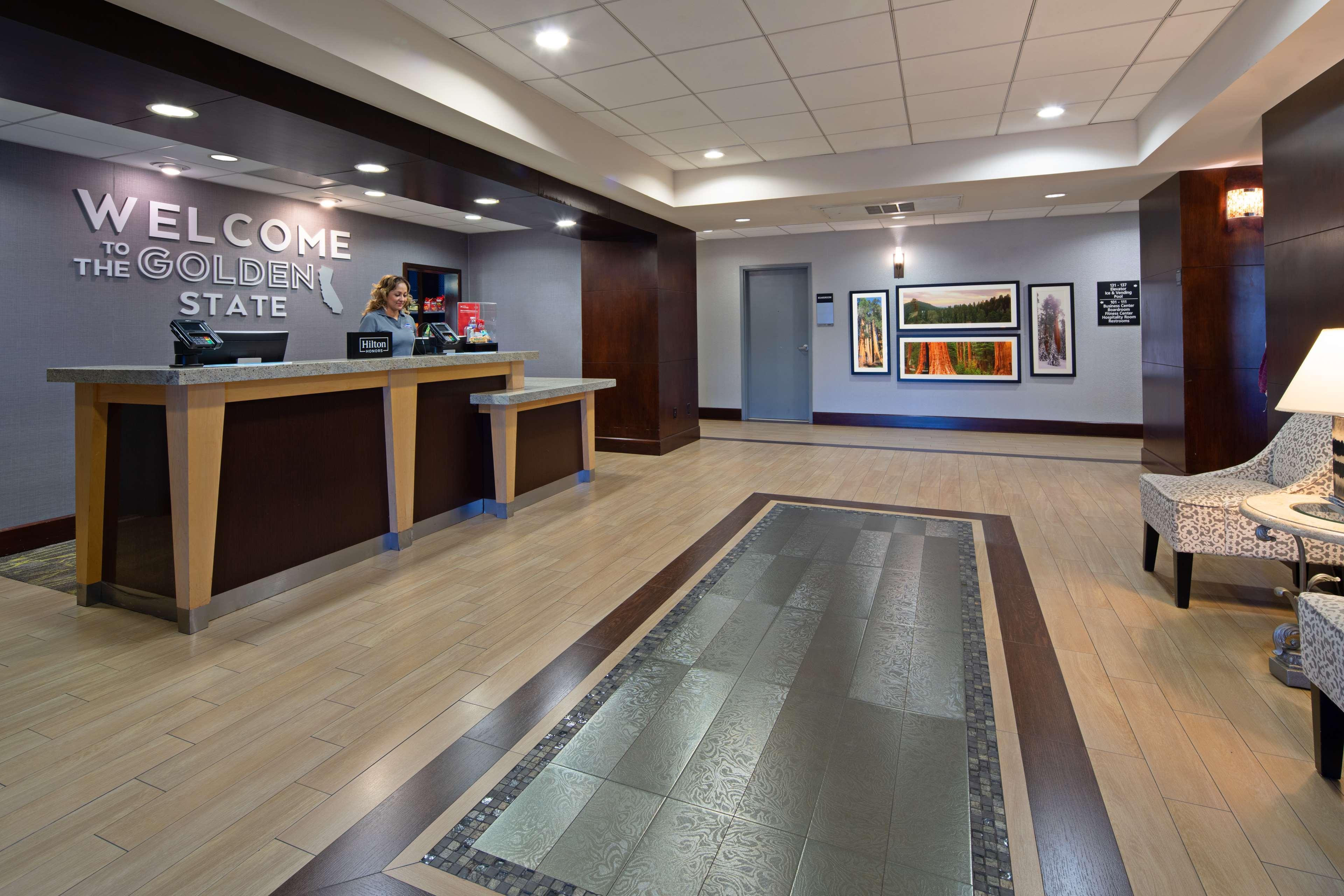 Hampton Inn Visalia Exterior photo