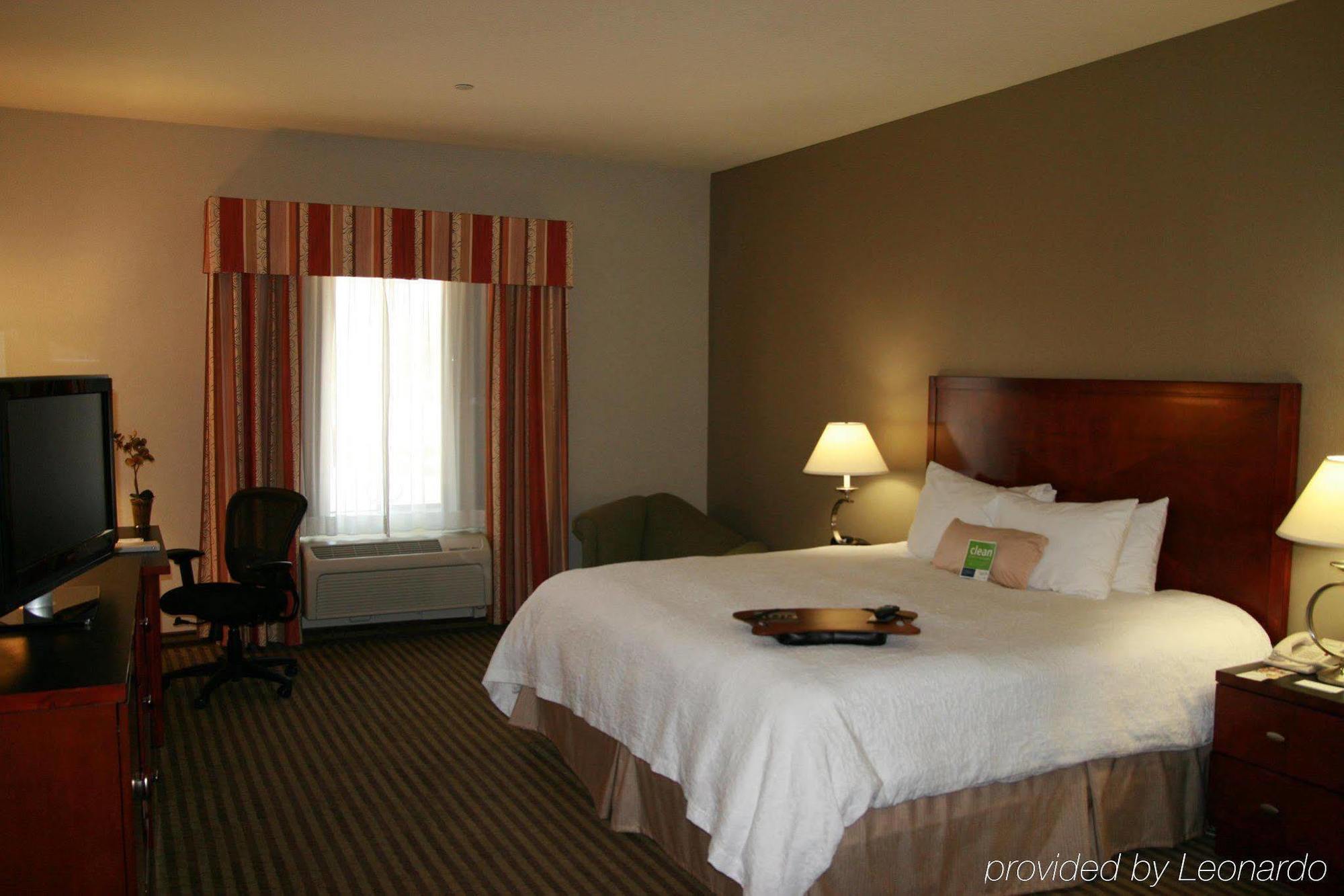 Hampton Inn Visalia Room photo